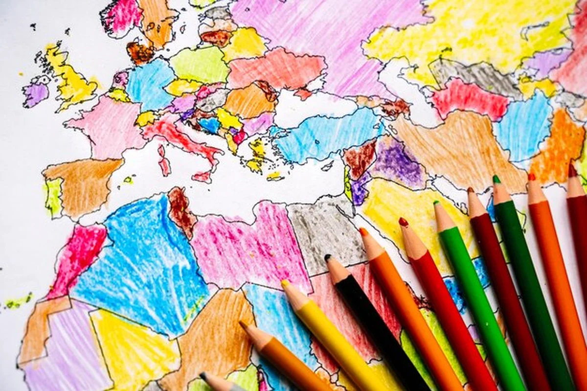 Kolorowa mapa świata z kolorowymi ołówkami dla dzieci