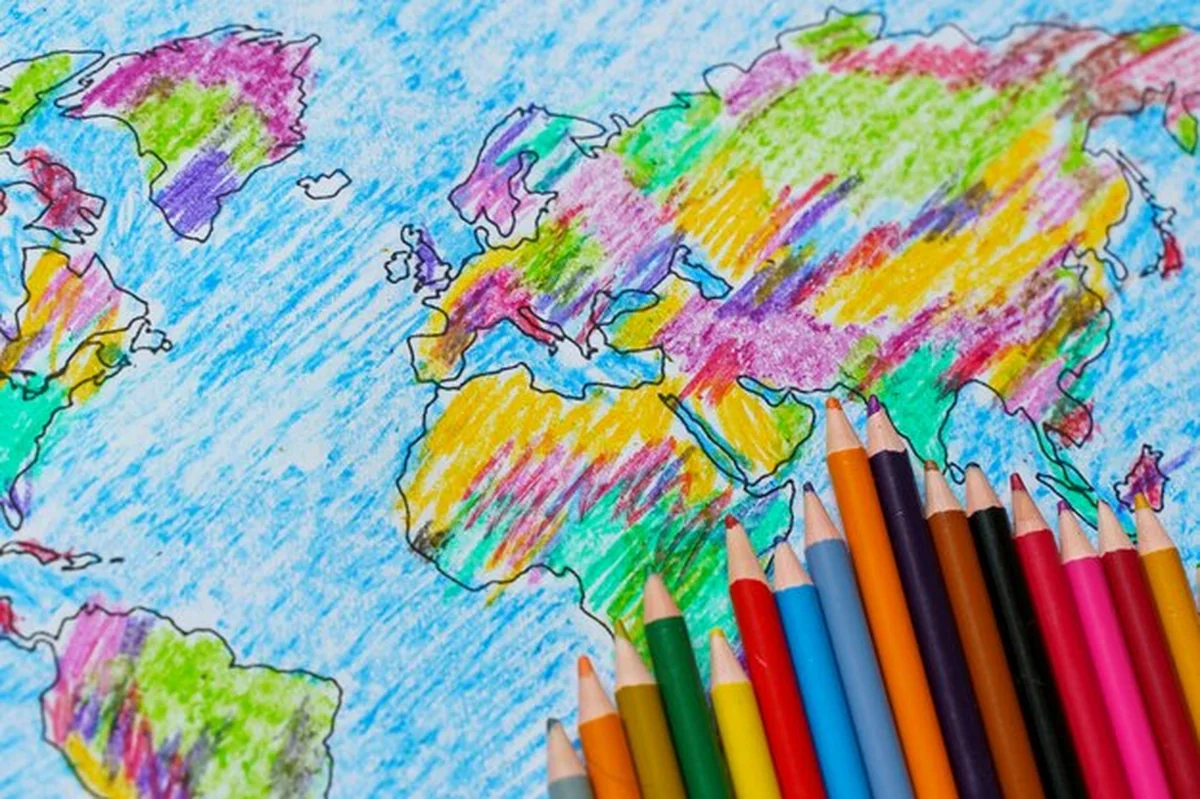 Kolorowa mapa świata z kolorowymi ołówkami dla dzieci