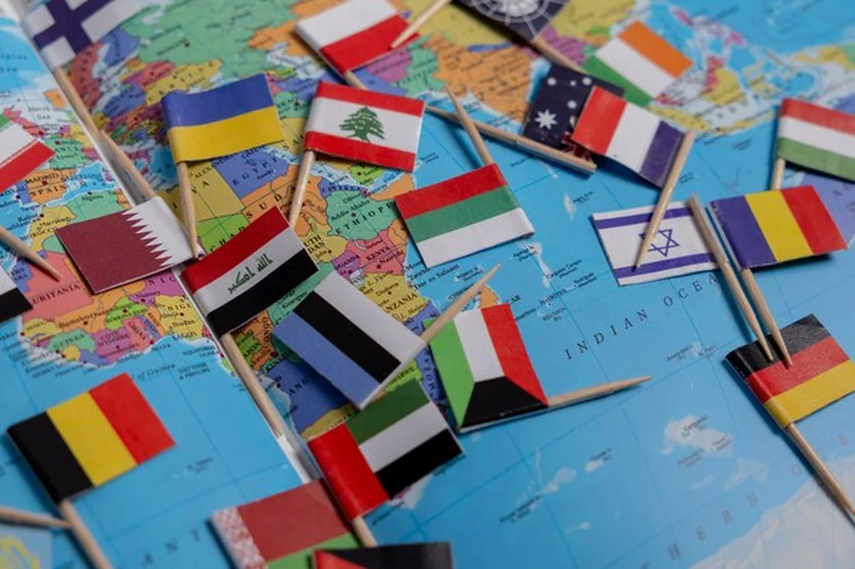 Rozrzucone flagi różnych krajów na mapie