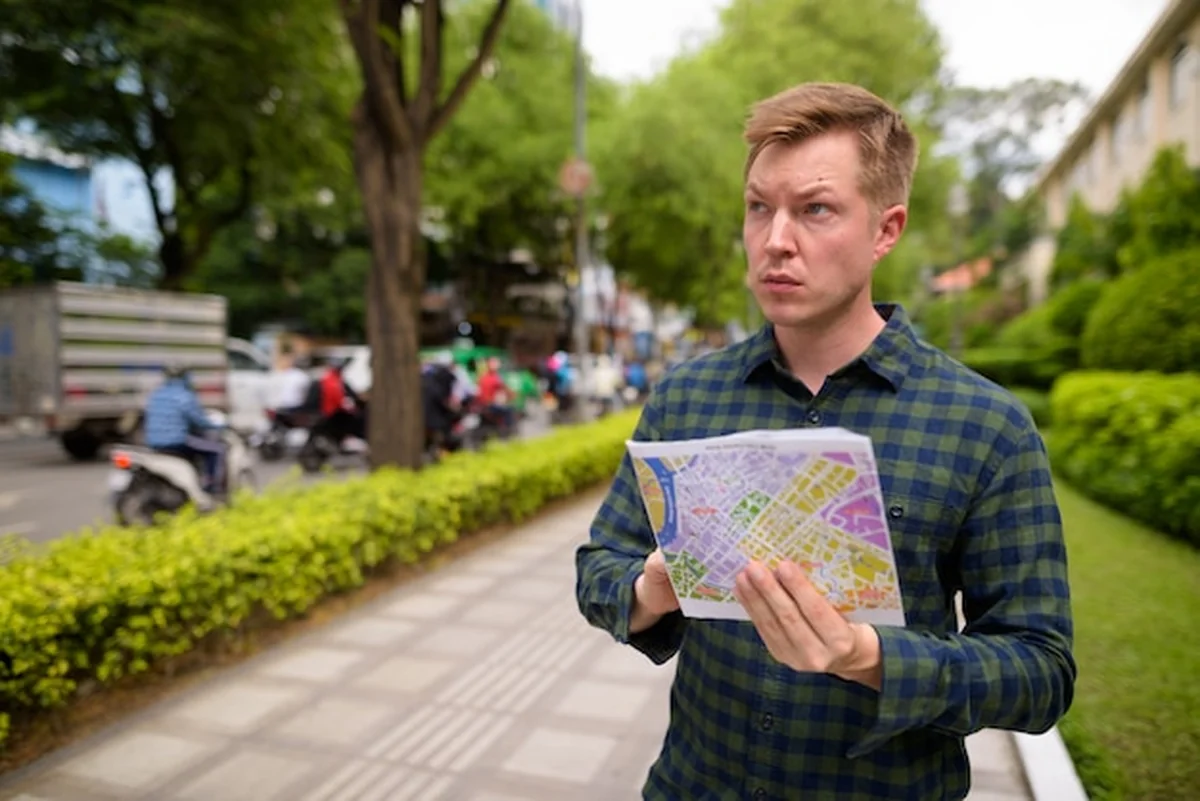 Turysta trzyma mapę w Ho Chi Minh, Wietnam