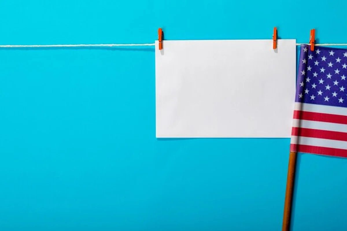 Flaga Ameryki na niebieskim tle z pustym papierem nad nią