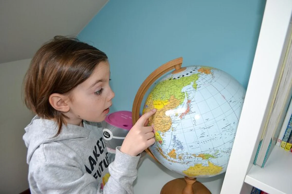 Dziewczyna oglądająca globus w ramach globalizacji