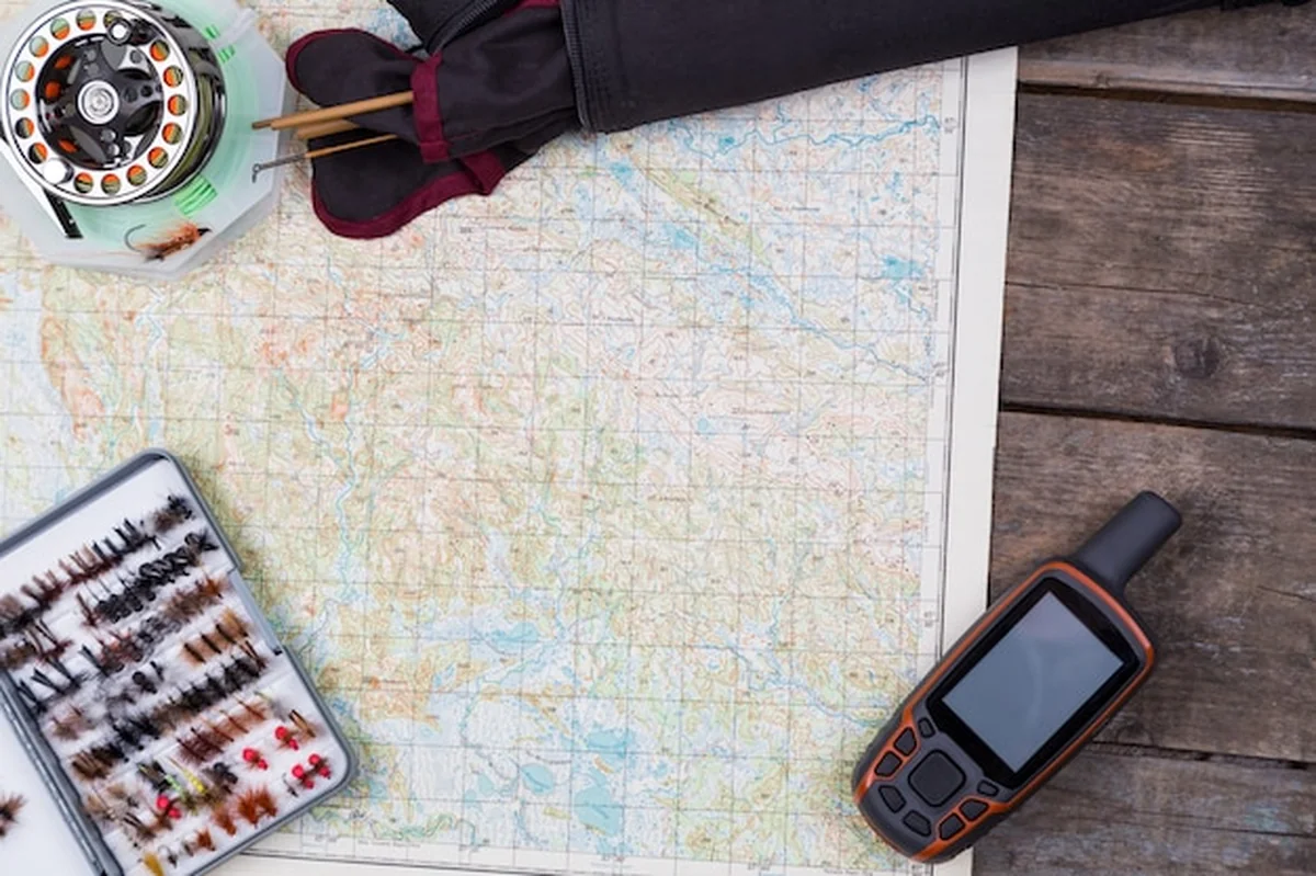 Podróż wędkarska z wędkarstwem muchowym i mapą