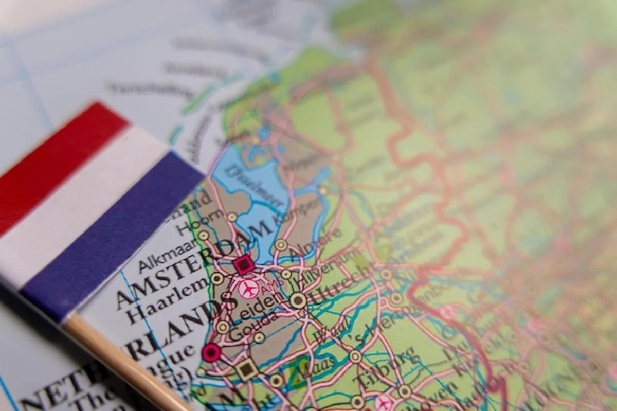 Flaga Holandii na mapie, Stolica Amsterdam na mapie świata