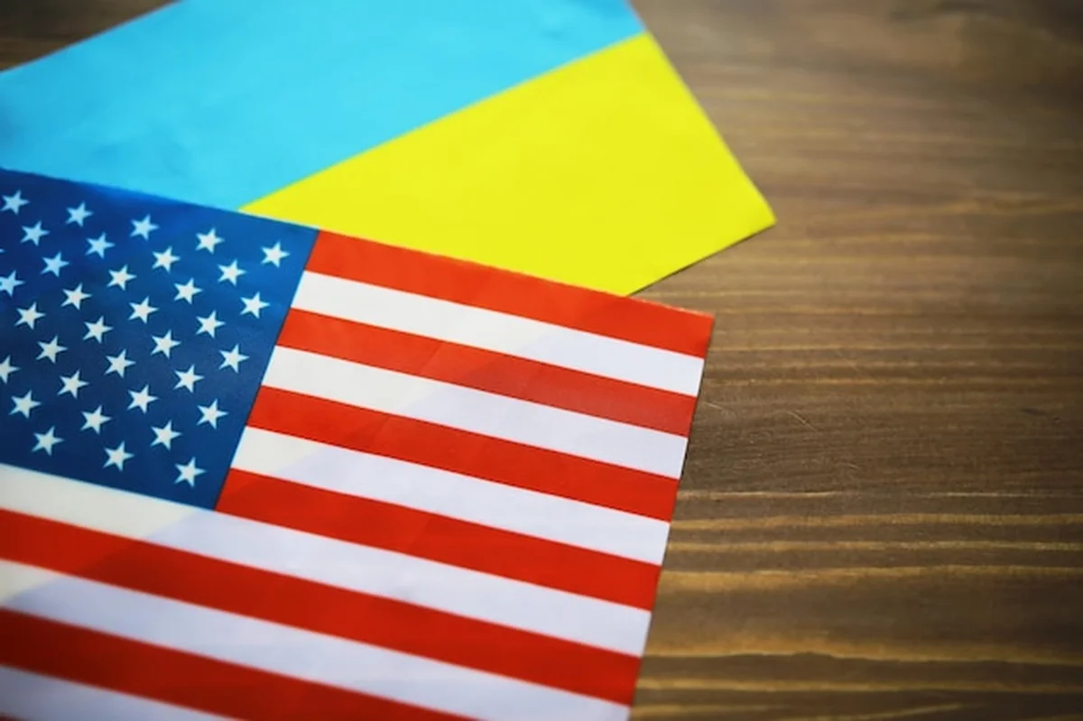 Flagi państw na stole podczas konferencji