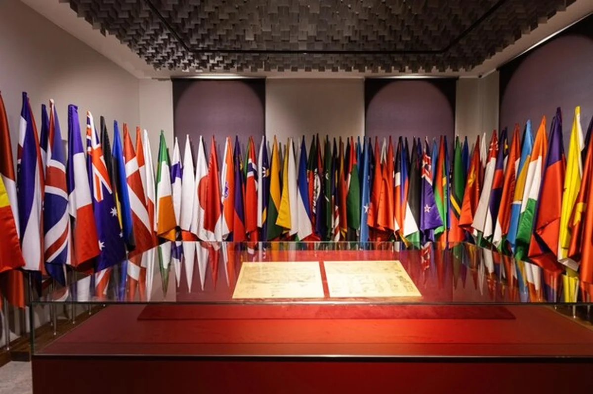 Flagi krajów w Muzeum Kosowa w Przystynie