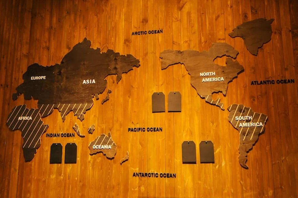 Drewniana mapa świata na drewnianym tle z kontynentami