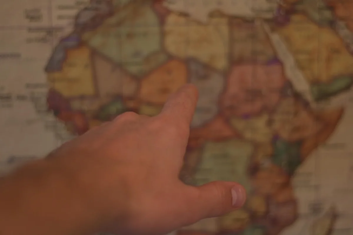 Zbliżenie ręki na mapie