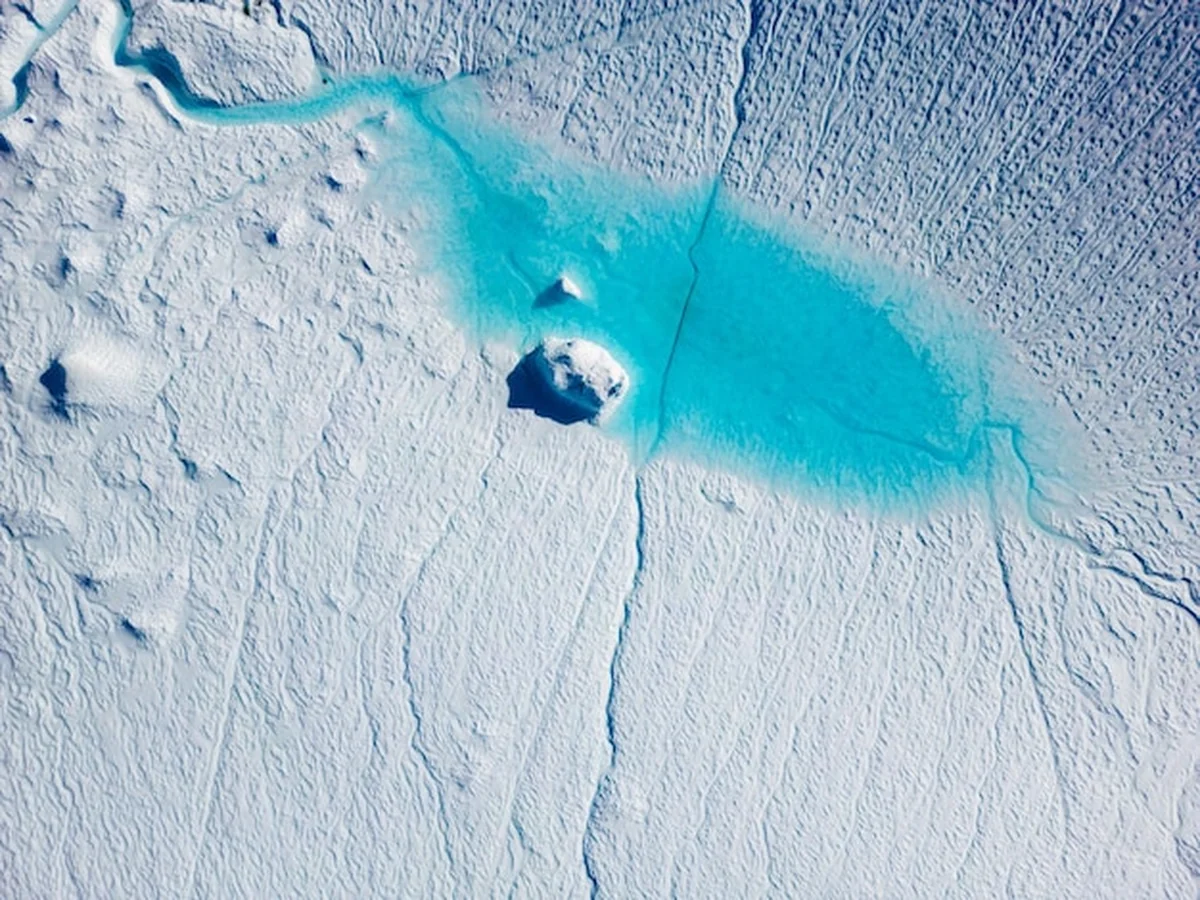 Wysoki kąt widoku pokrytego śniegiem terenu