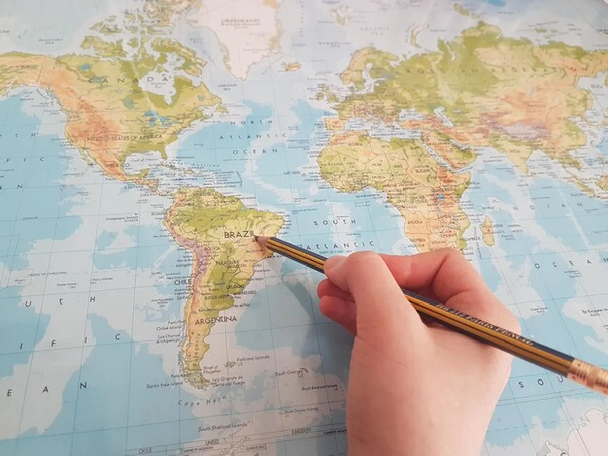 Ręczne pisanie na mapie bez widocznej treści